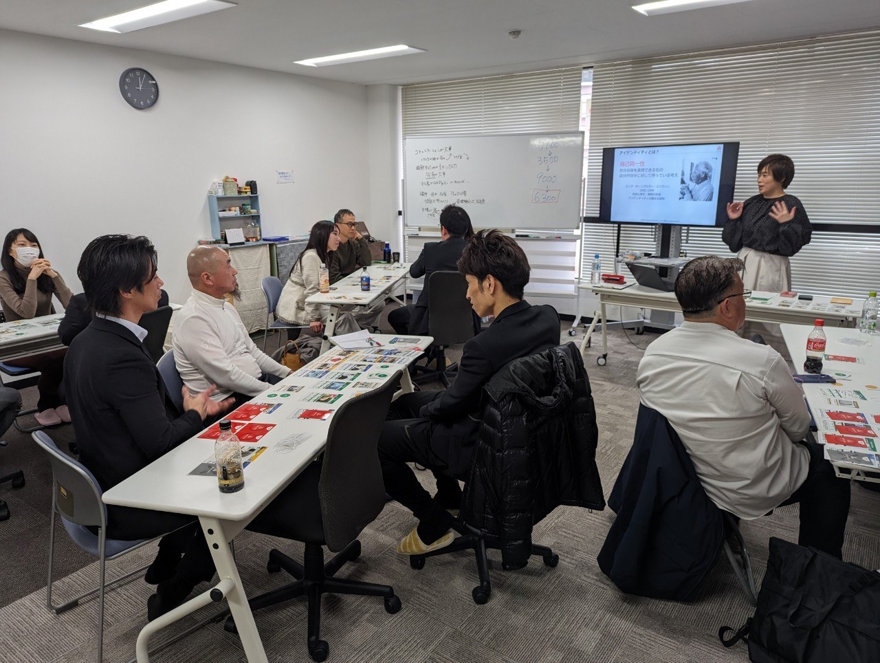 講師の説明を聞きながら、参加者同士で学ぶULTRAの講座風景