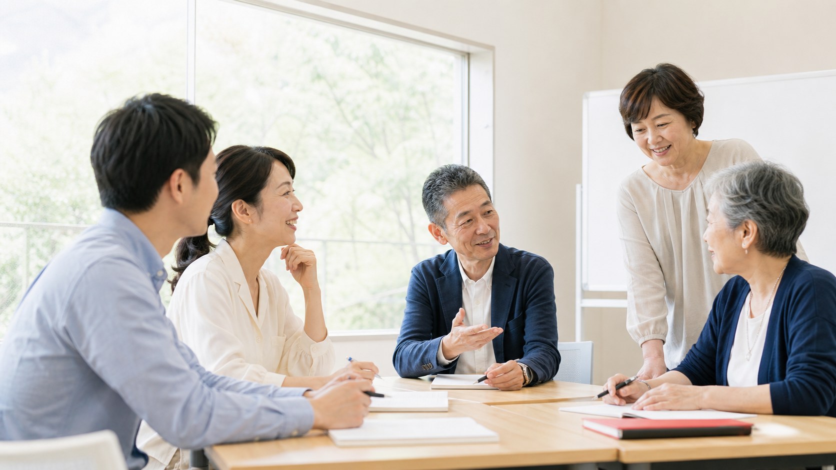 明るい空間で、年代の異なる人たちが対話しながら学ぶ様子