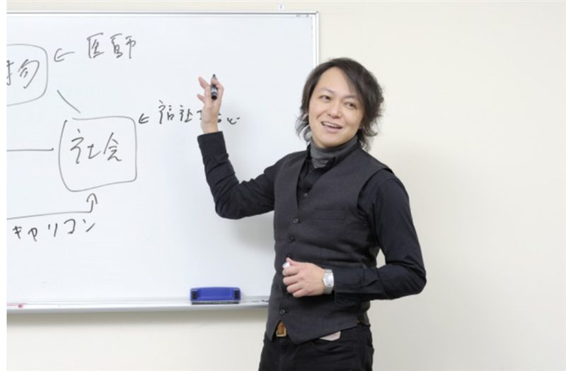 ホワイトボードを使って講義する杉山崇教授
